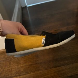 Black and Gold Tom’s perfect for game day!